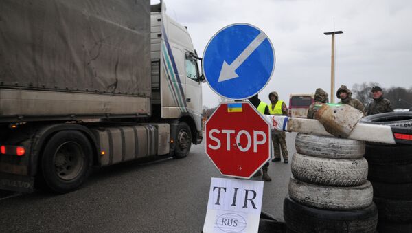 Ukrainian activists block vans with Russian identification numbers at a checkpoint in Lviv Region. - Sputnik International