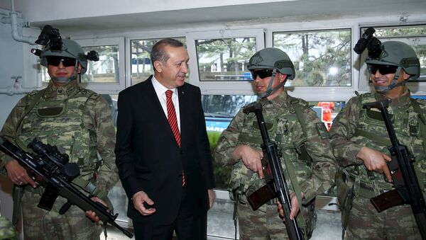 Turkish President Tayyip Erdogan (2nd L) speaks with commandos during his visit at the Gendarmerie Commando Special Forces headquarters in Ankara, Turkey February 16, 2016 - Sputnik International
