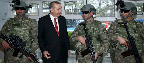 Turkish President Tayyip Erdogan (2nd L) speaks with commandos during his visit at the Gendarmerie Commando Special Forces headquarters in Ankara, Turkey February 16, 2016 - Sputnik International