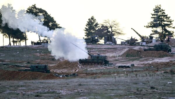 Tanks stationed at a Turkish army position near the Oncupinar crossing gate close to the town of Kilis, south central Turkey, fire towards the Syria border, on February 16, 2016. - Sputnik International