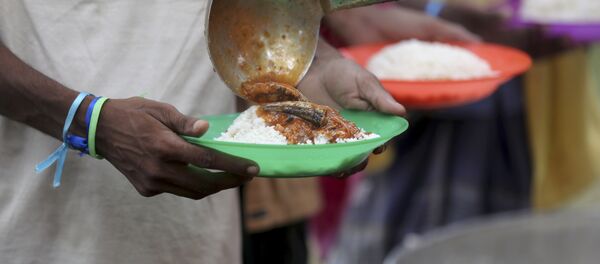 Ethnic Rohingya men queue up for food at a temporary shelter in Bayeun, Aceh province, Indonesia. - Sputnik International