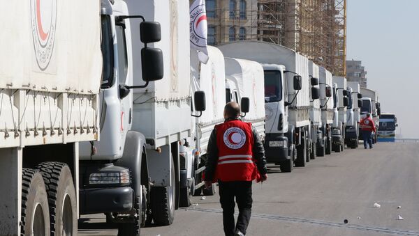 A Red Crescent convoy prepares to leave Damascus to the besieged areas of Madaya and Zabadani, on February 17, 2016 during an operation in cooperation with the UN to deliver aid to thousands of besieged Syrians - Sputnik International