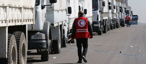 A Red Crescent convoy prepares to leave Damascus to the besieged areas of Madaya and Zabadani, on February 17, 2016 during an operation in cooperation with the UN to deliver aid to thousands of besieged Syrians - Sputnik International