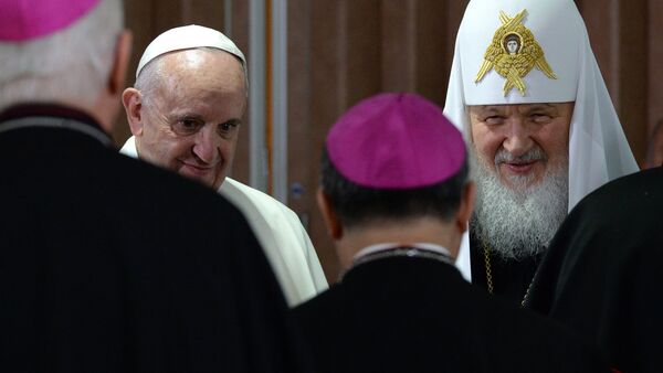 Patriarch Kirill of Moscow and All Russia and Pope Francis of Rome (background, from left to right) attend the presentation of delegations following the signing of a joint declaration in Havana, Cuba - Sputnik International