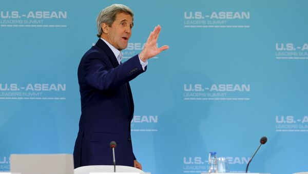 US Secretary of State John Kerry waves as he arrives in a meeting room for the start of a 10-nation Association of Southeast Asian Nations (ASEAN) summit in Rancho Mirage, California February 15, 2016. - Sputnik International
