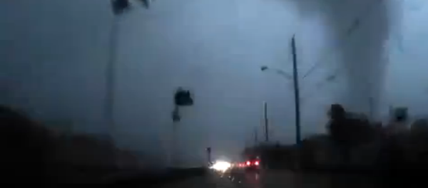 Inattentive driver heads straight into tornado - Sputnik International