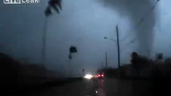 Inattentive driver heads straight into tornado - Sputnik International