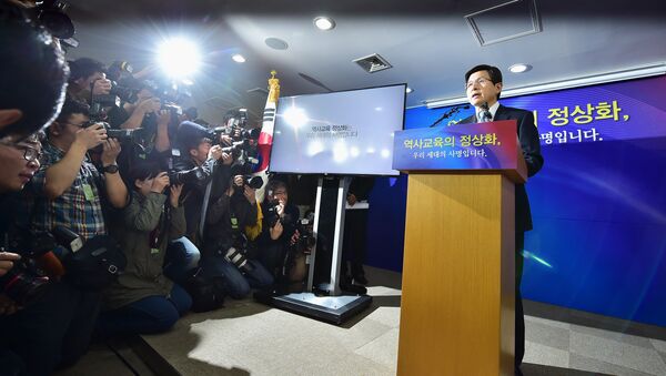 South Korean Prime Minister Hwang Kyo-Ahn (R) makes an announcement confirming the policy to have middle and highschool students taught history only with government-issued textbooks at the government complex in Seoul on November 3, 2015 - Sputnik International