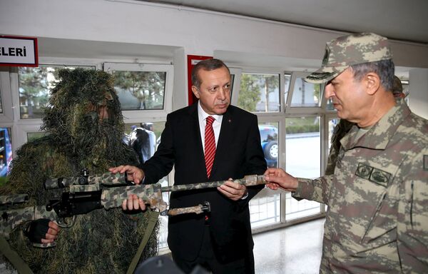 Turkish President Tayyip Erdogan (C) gets a briefing from Chief of Staff General Hulusi Akar (R) during his visit to the Gendarmerie Commando Special Forces headquarters in Ankara, Turkey, in this February 16, 2016 Turkish President Tayyip Erdogan (C) gets a briefing from Chief of Staff General Hulusi Akar (R) during his visit to the Gendarmerie Commando Special Forces headquarters in Ankara, Turkey, in this February 16, 2016 - Sputnik International