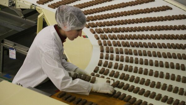 An employee at work, at the chocolate factory - Sputnik International