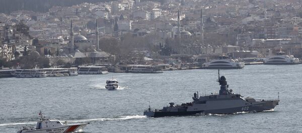 The Russian Navy's missile corvette Zeleny Dol (R) is escorted by a Turkish Navy Coast Guard boat as it sets sails in the Bosphorus, on its way to the Mediterranean Sea, in Istanbul, Turkey February 14, 2016 - Sputnik International