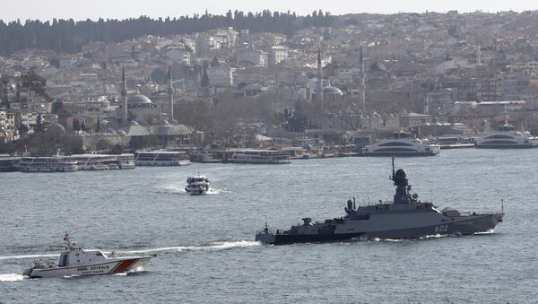The Russian Navy's missile corvette Zeleny Dol (R) is escorted by a Turkish Navy Coast Guard boat as it sets sails in the Bosphorus, on its way to the Mediterranean Sea, in Istanbul, Turkey February 14, 2016 - Sputnik International