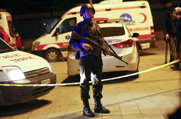 Turkish soldier stands guard near the site of an explosion in Ankara, Turkey February 17, 2016 - Sputnik International