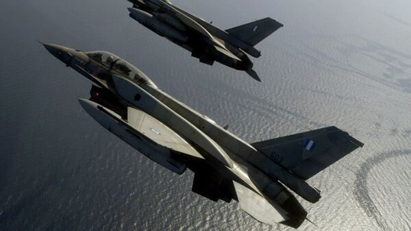 A handout photo by Hellenic Airforce shows two Greek F-16 fighters flying over the Aegean sea - Sputnik International