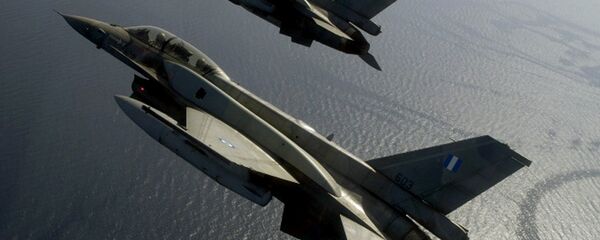 A handout photo by Hellenic Airforce shows two Greek F-16 fighters flying over the Aegean sea - Sputnik International