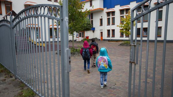 Migrant's children walk towards their school in the village of Oranje, Netherlands, Thursday, Oct. 8, 2015 - Sputnik International