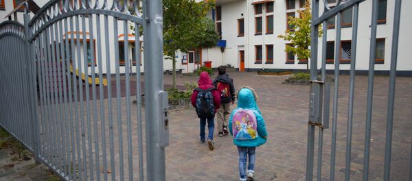 Migrant's children walk towards their school in the village of Oranje, Netherlands, Thursday, Oct. 8, 2015 - Sputnik International