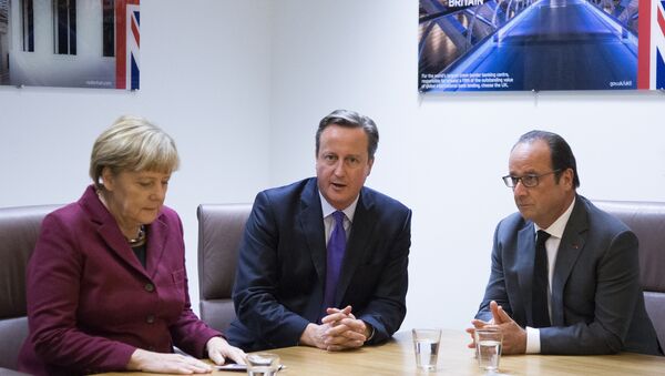 German Chancellor Angela Merkel (L), British Prime Minister David Cameron (C) and French President Francois Hollande (R) take part in a meeting as part of a European Union leaders summit in Brussels on October 15, 2015. - Sputnik International