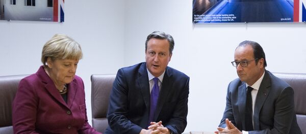 German Chancellor Angela Merkel (L), British Prime Minister David Cameron (C) and French President Francois Hollande (R) take part in a meeting as part of a European Union leaders summit in Brussels on October 15, 2015. German Chancellor Angela Merkel (L), British Prime Minister David Cameron (C) and French President Francois Hollande (R) take part in a meeting as part of a European Union leaders summit in Brussels on October 15, 2015. - Sputnik International