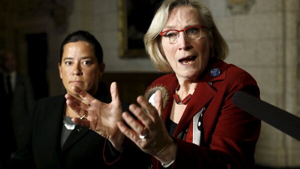 Canada's Indigenous Affairs Minister Carolyn Bennett (R) speaks during a news conference regarding a ruling by the Canadian Human Rights Tribunal with Justice Minister Jody Wilson-Raybould on Parliament Hill in Ottawa, Canada, January 26, 2016. - Sputnik International