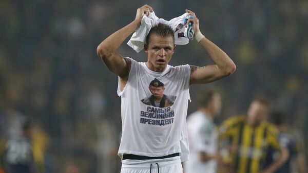 Locomotiv Moscow's Dmitri Tarasov features an inner shirt with a picture of Russian President Vladimir Putin and the slogan The most polite President, following a Europa League first leg round of 32, soccer match against Fenerbahce in Istanbul, Tuesday, Feb. 16, 2016 - Sputnik International