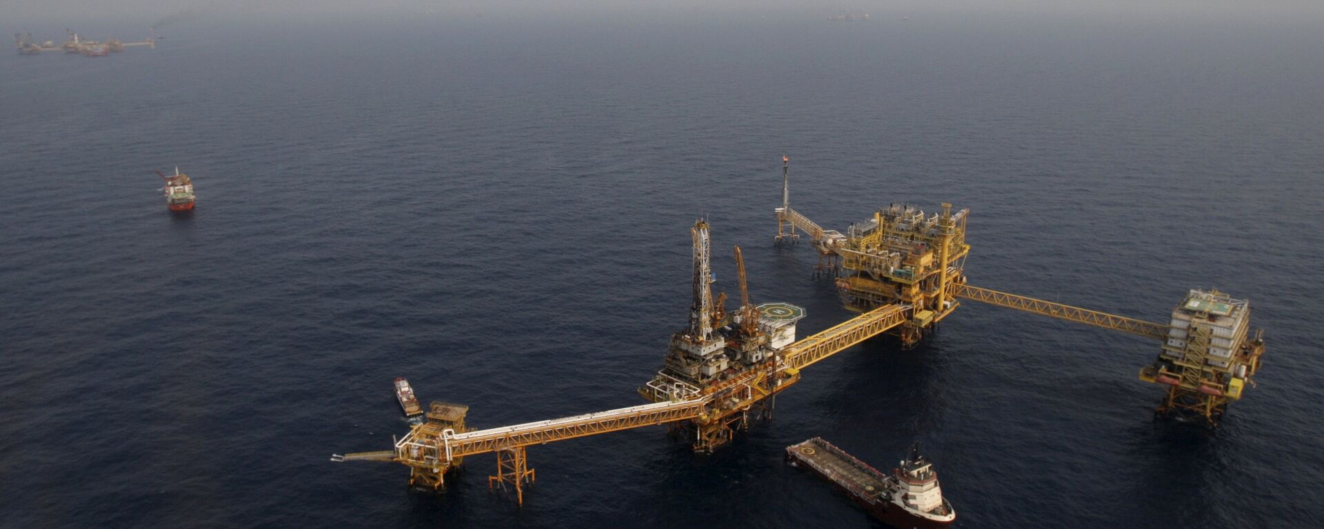 Mexico's state-run oil monopoly Pemex's platform Ku Maloob Zaap is seen in the Northeast Marine Region of Pemex Exploration and Production in the Bay of Campeche in this April 19, 2013 file photo - Sputnik International, 1920, 27.10.2020