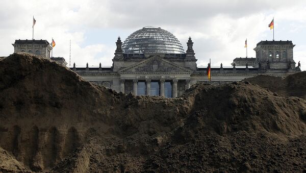 German Parliament building the Reichstag Building seen behind a pile of mud (File) - Sputnik International