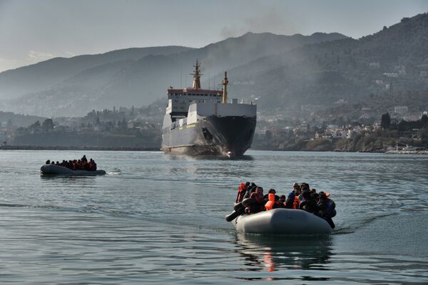 Refugees and migrants arrive on a dinghy at the port of Mytilene, on the Greek island of Lesbos, after crossing the Aegean sea from Turkey, on February 18, 2016 Refugees and migrants arrive on a dinghy at the port of Mytilene, on the Greek island of Lesbos, after crossing the Aegean sea from Turkey, on February 18, 2016 - Sputnik International