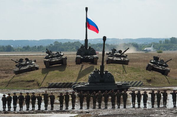 T-90 and T-80 tanks and a Msta-S howitzer at the final rehearsal for the Invincible and Legendary military and patriotic programme of the Engineering Technologies 2014 international forum in Zhukovsky near Moscow - Sputnik International
