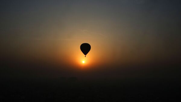 Воздушный шар на рассвете перед началом фестиваля Lucknow в Индии - Sputnik International