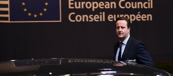 British Prime Minister David Cameron gets into his car as he leaves a European Union leaders summit, in Brussels, Belgium, early February 19, 2016. - Sputnik International