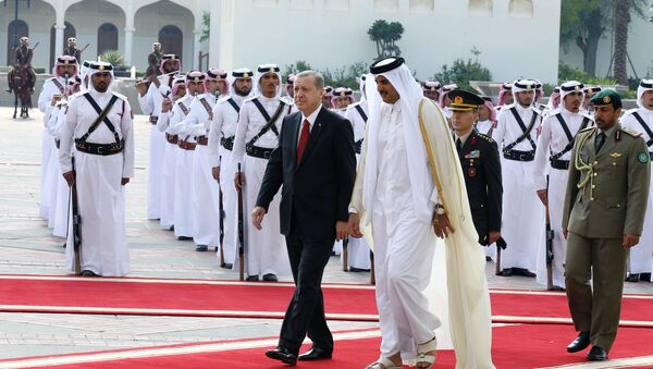 Turkey's President Recep Tayyip Erdogan, left, and Qatar's Emir Tamim bin Hamad Al Thani inspect a military honour guard during a ceremony in Doha, Qatar, Wednesday, Dec. 2, 2015 - Sputnik International