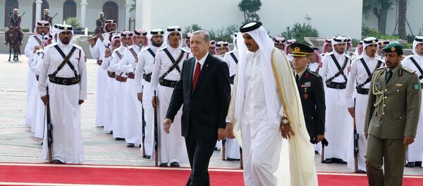 Turkey's President Recep Tayyip Erdogan, left, and Qatar's Emir Tamim bin Hamad Al Thani inspect a military honour guard during a ceremony in Doha, Qatar, Wednesday, Dec. 2, 2015 - Sputnik International