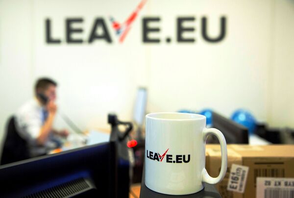 A worker answers a telephone in the office of Brexit group pressure group Leave.eu in London, Britain. - Sputnik International