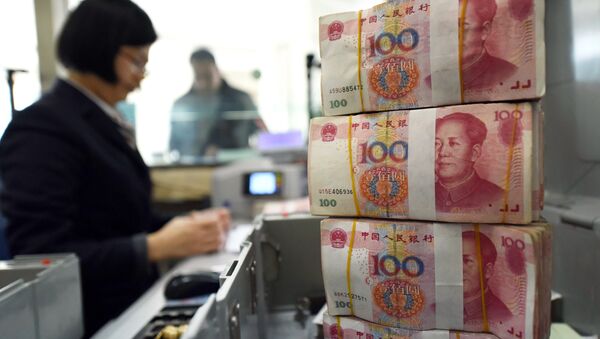 An employee counts 100-yuan (15 USD) banknotes at a bank in Lianyungang, in eastern China's Jiangsu province on January 7, 2016 - Sputnik International
