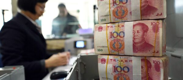 An employee counts 100-yuan (15 USD) banknotes at a bank in Lianyungang, in eastern China's Jiangsu province on January 7, 2016 - Sputnik International