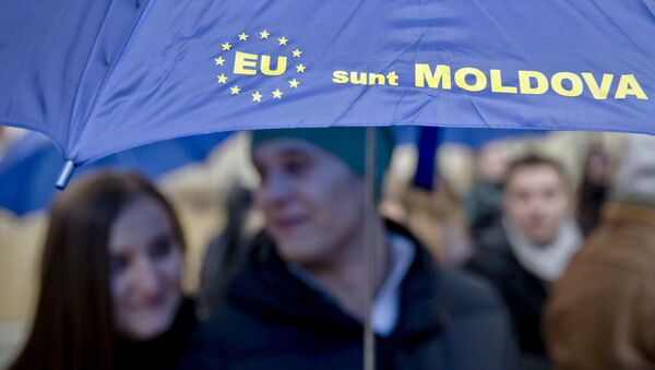Moldovan students hold an umbrella that uses the European Union symbol to form the sentence I am Moldova after arriving in the Romanian capital to vote, at the main railway station, Gara de Nord, in Bucharest, Romania, Sunday, Nov. 30, 2014 - Sputnik International