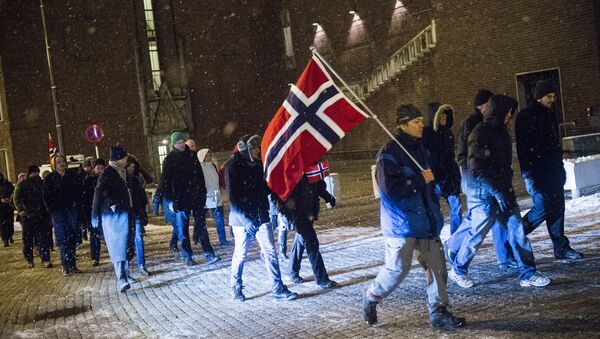 Supporters of the Norwegian wing of Germany's anti-Islamic Pegida movement hold national flags of Norway as they demonstrate on January 19, 2015 in Oslo - Sputnik International