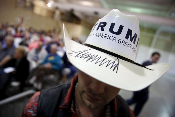 A campaign volunteer for U.S. Republican presidential candidate Donald Trump wears a hat signed by Trump during a rally with supporters in Gaffney, South Carolina February 18, 2016 - Sputnik International