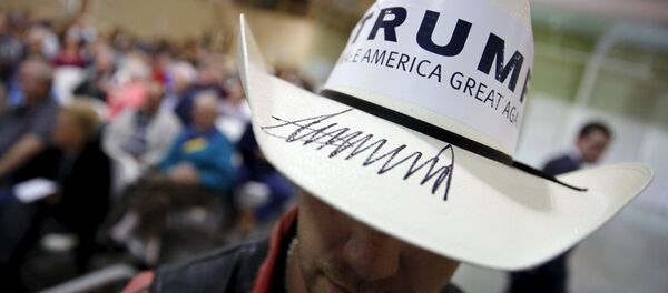 A campaign volunteer for U.S. Republican presidential candidate Donald Trump wears a hat signed by Trump during a rally with supporters in Gaffney, South Carolina February 18, 2016 A campaign volunteer for U.S. Republican presidential candidate Donald Trump wears a hat signed by Trump during a rally with supporters in Gaffney, South Carolina February 18, 2016 - Sputnik International