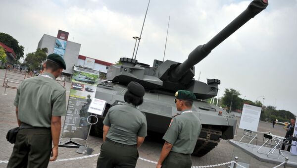 Indonesian military officers look at a German tank, 62 ton-MBT Leopard Evolution, during the 2012 Indodefence expo in Jakarta on November 8, 2012 - Sputnik International