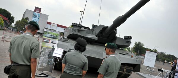 Indonesian military officers look at a German tank, 62 ton-MBT Leopard Evolution, during the 2012 Indodefence expo in Jakarta on November 8, 2012 - Sputnik International
