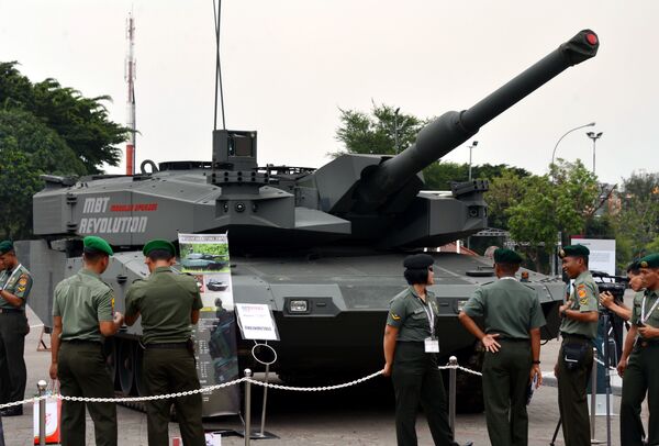 Indonesian military officers look at a German tank, 62 ton-MBT Leopard Evolution, during the 2012 Indodefence expo in Jakarta. file photo  - Sputnik International