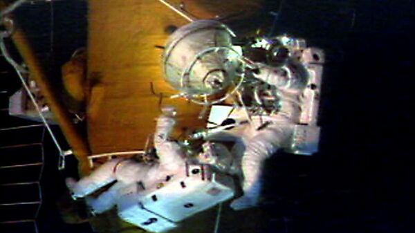 Космонавты Скотт Паразински и Владимир Титов на орбитальной станции Мир  - Sputnik International