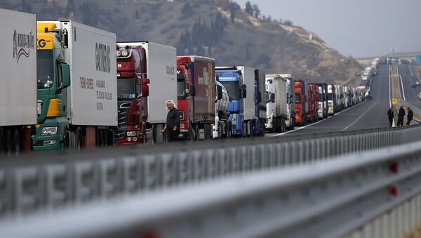 Trucks are seen on a highway near the Kulata border crossing between Bulgaria and Greece, Bulgaria February 17, 2016 - Sputnik International