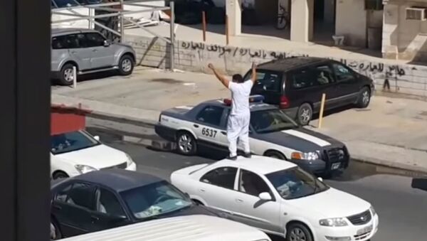 Drunk Kuwaiti man knocks out a cop by karate kick - Sputnik International