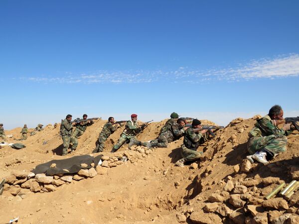 Syrian Army soldiers take positions on the outskirts of Syria's Raqa region on February 19, 2016 Syrian Army soldiers take positions on the outskirts of Syria's Raqa region on February 19, 2016 - Sputnik International
