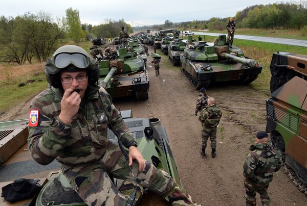 French soldiers unload tanks from a train in Drawsko Pomorskie, northern Poland on April 28, 2015. Fifteen French tanks and 270 soldiers come to Drawsko Pomorskie for a seven-week-long execise French soldiers unload tanks from a train in Drawsko Pomorskie, northern Poland on April 28, 2015. Fifteen French tanks and 270 soldiers come to Drawsko Pomorskie for a seven-week-long execise - Sputnik International