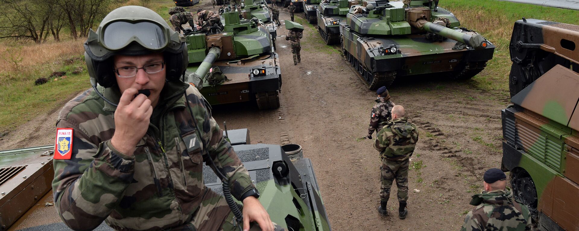 French soldiers unload tanks from a train in Drawsko Pomorskie, northern Poland on 28 April 2015. Fifteen French tanks and 270 soldiers went to Drawsko Pomorskie for a seven-week-long exercise. - Sputnik International, 1920, 05.09.2021