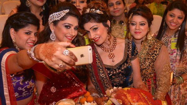 India women take a photograph with their mobile phone during celebrations of the Karva Chauth (Husband's Day) festival in Amritsar on October 30, 2015 - Sputnik International
